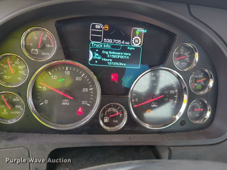 image for item NG9827 2020 Kenworth T680 semi truck