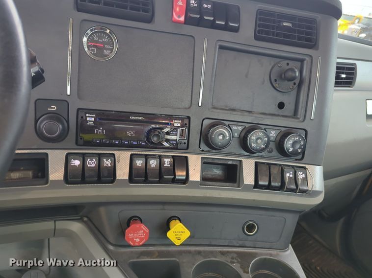 image for item NG9827 2020 Kenworth T680 semi truck