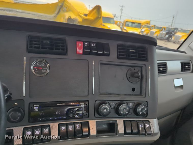 image for item NG9827 2020 Kenworth T680 semi truck
