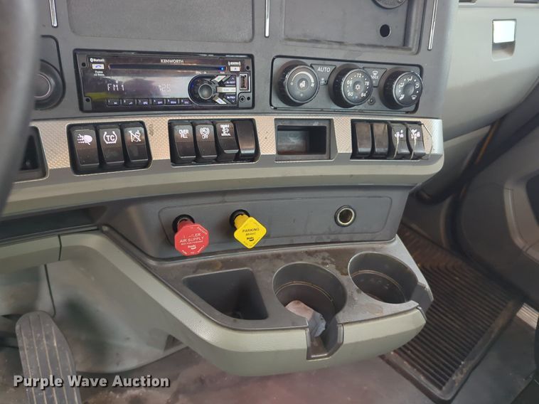 image for item NG9827 2020 Kenworth T680 semi truck