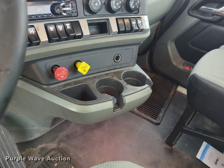 image for item NG9827 2020 Kenworth T680 semi truck