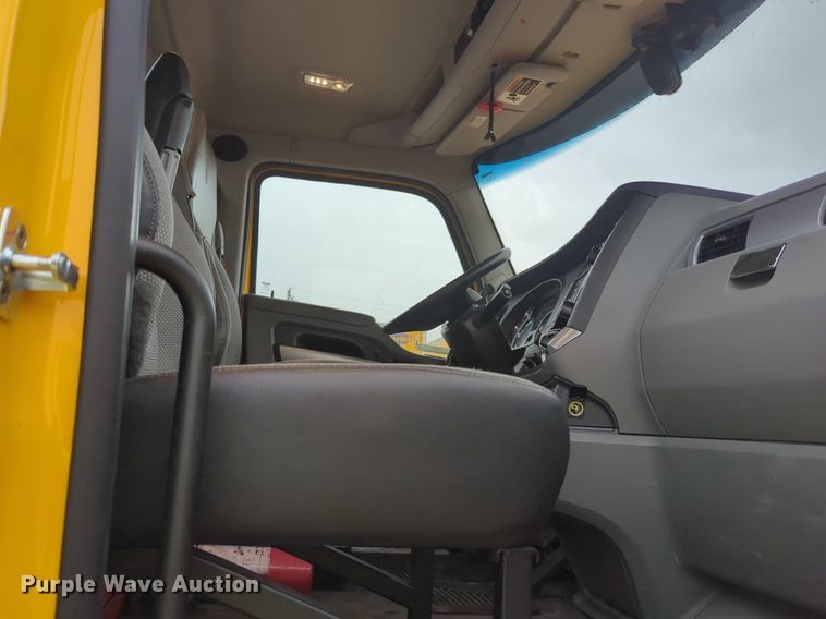 image for item NG9827 2020 Kenworth T680 semi truck