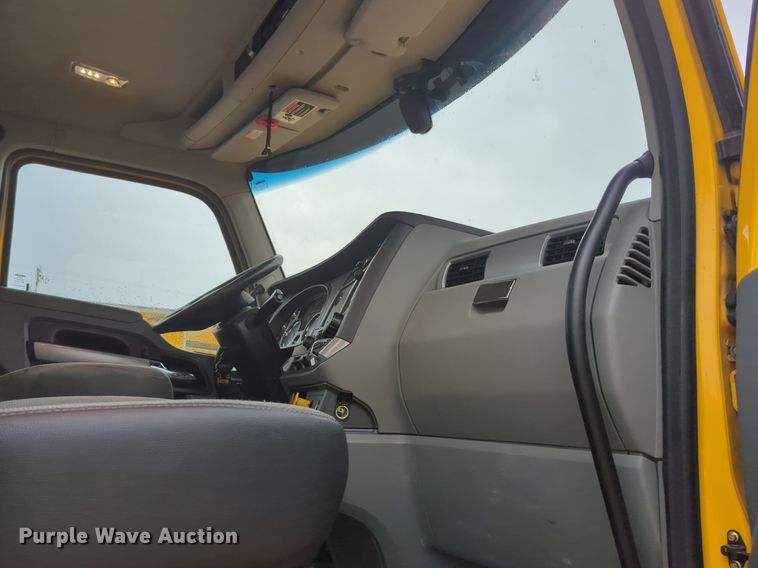 image for item NG9827 2020 Kenworth T680 semi truck