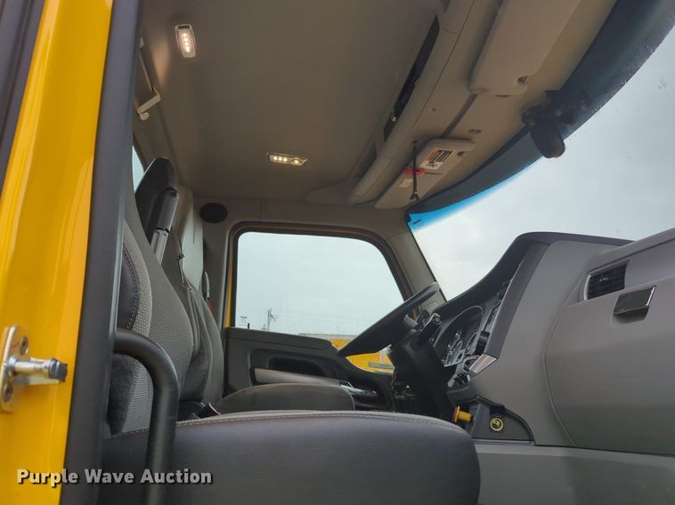 image for item NG9827 2020 Kenworth T680 semi truck