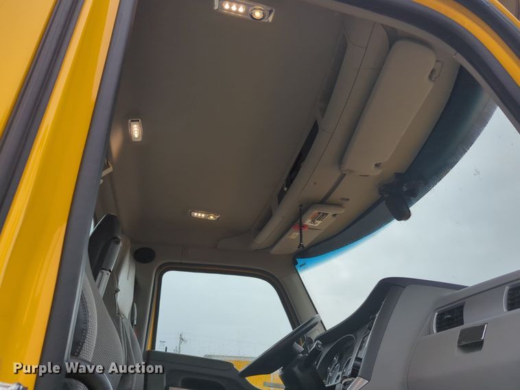 image for item NG9827 2020 Kenworth T680 semi truck