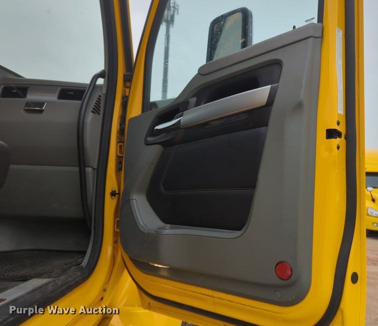 image for item NG9827 2020 Kenworth T680 semi truck