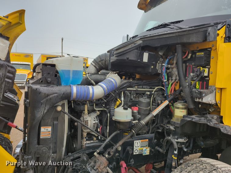 image for item NG9827 2020 Kenworth T680 semi truck