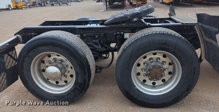 image for item NG9827 2020 Kenworth T680 semi truck