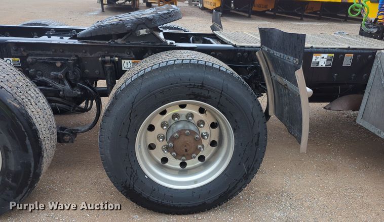 image for item NG9827 2020 Kenworth T680 semi truck