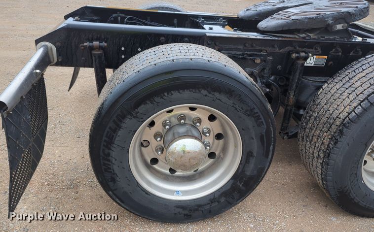 image for item NG9827 2020 Kenworth T680 semi truck