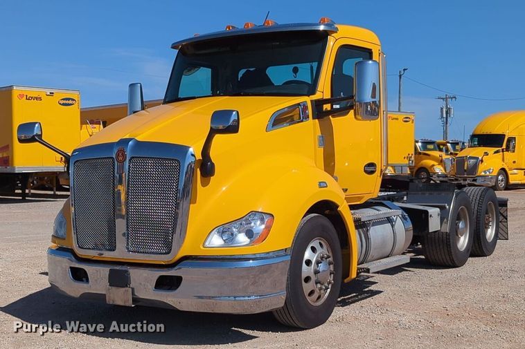 image for item NG9832 2020 Kenworth  T680 semi truck
