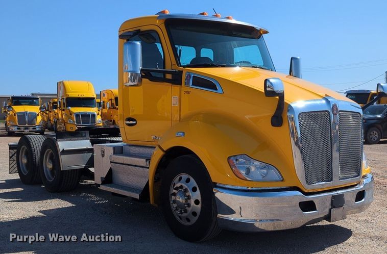 image for item NG9832 2020 Kenworth  T680 semi truck