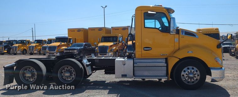image for item NG9832 2020 Kenworth  T680 semi truck