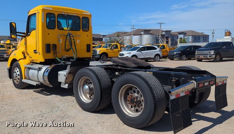 image for item NG9832 2020 Kenworth  T680 semi truck