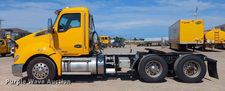 image for item NG9832 2020 Kenworth  T680 semi truck