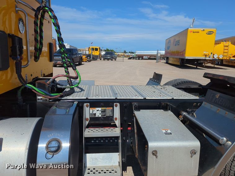 image for item NG9832 2020 Kenworth  T680 semi truck