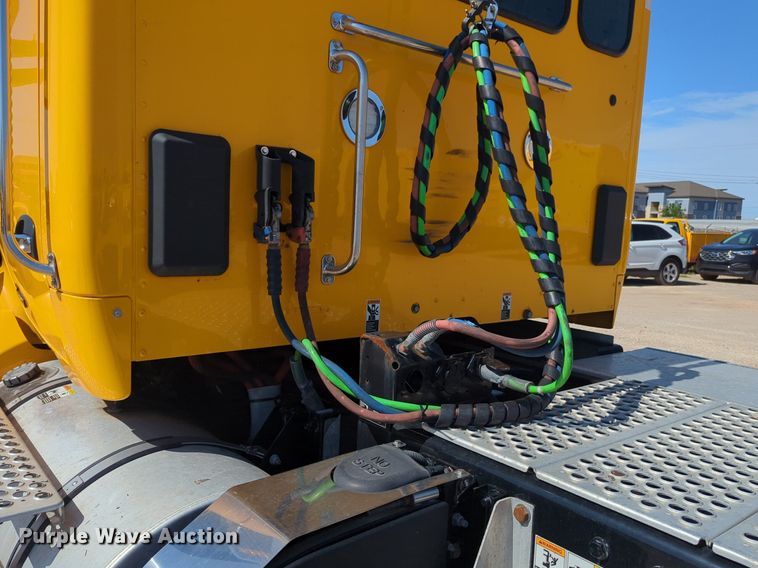 image for item NG9832 2020 Kenworth  T680 semi truck