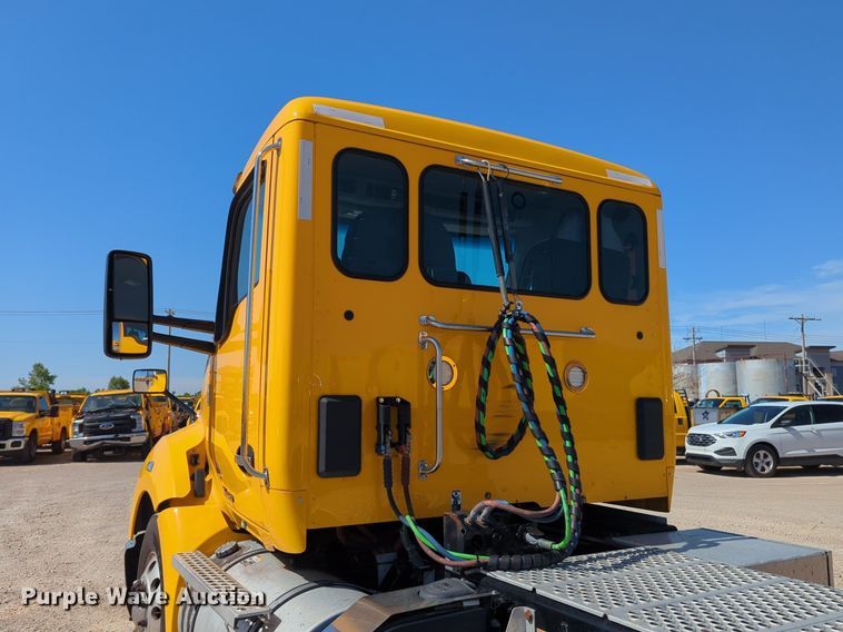 image for item NG9832 2020 Kenworth  T680 semi truck