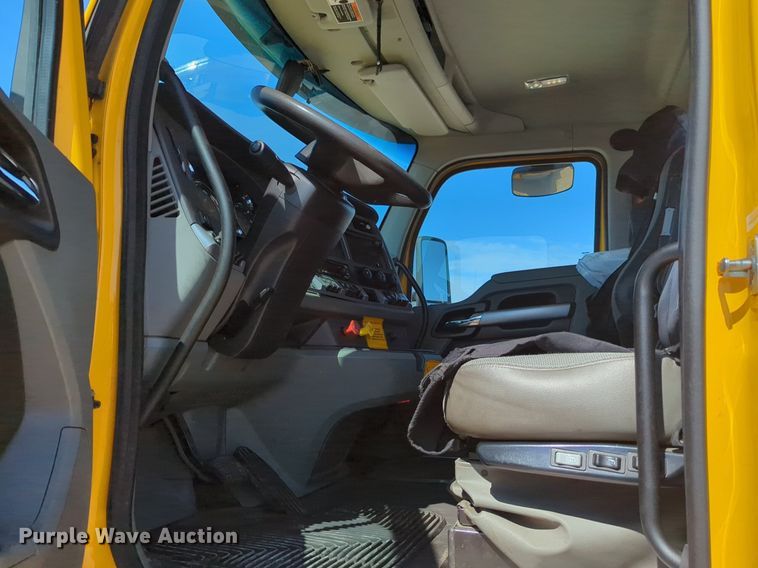 image for item NG9832 2020 Kenworth  T680 semi truck