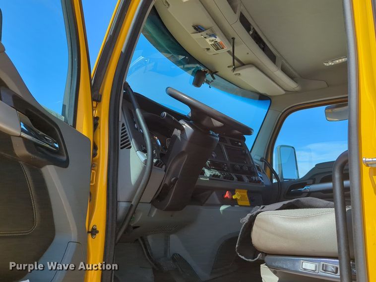 image for item NG9832 2020 Kenworth  T680 semi truck