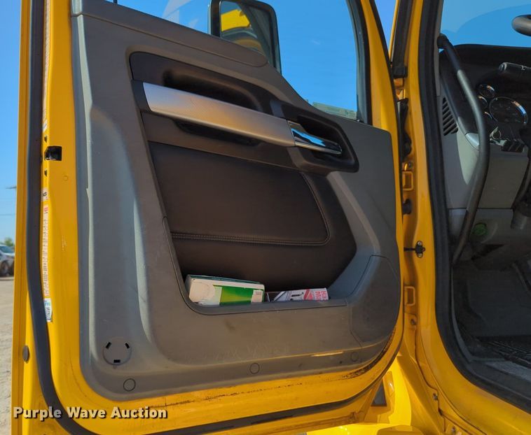 image for item NG9832 2020 Kenworth  T680 semi truck