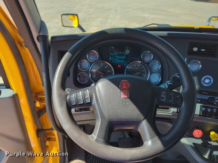 image for item NG9832 2020 Kenworth  T680 semi truck