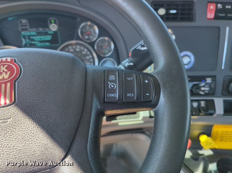 image for item NG9832 2020 Kenworth  T680 semi truck