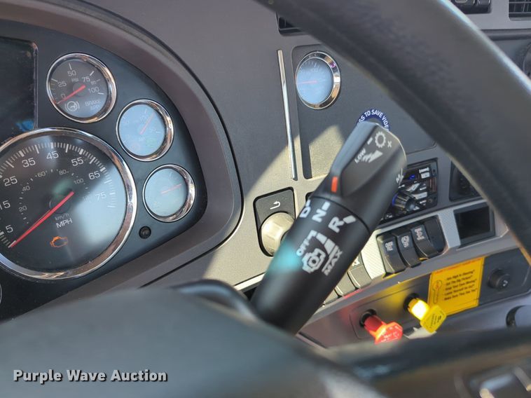 image for item NG9832 2020 Kenworth  T680 semi truck