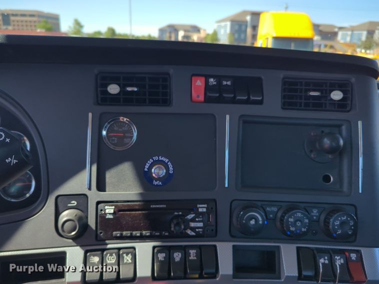 image for item NG9832 2020 Kenworth  T680 semi truck