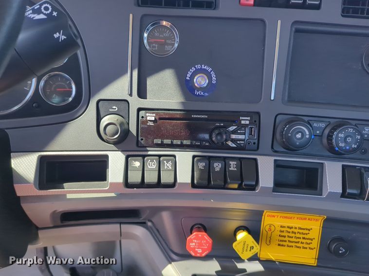 image for item NG9832 2020 Kenworth  T680 semi truck