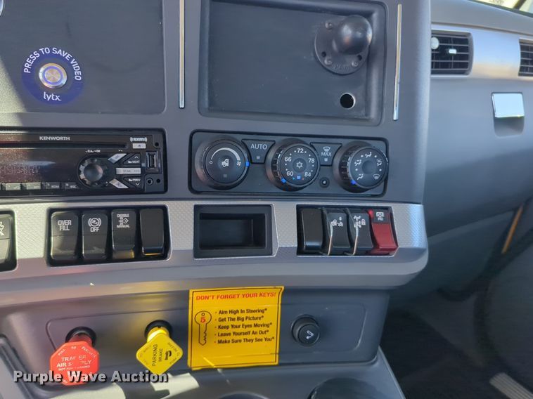 image for item NG9832 2020 Kenworth  T680 semi truck