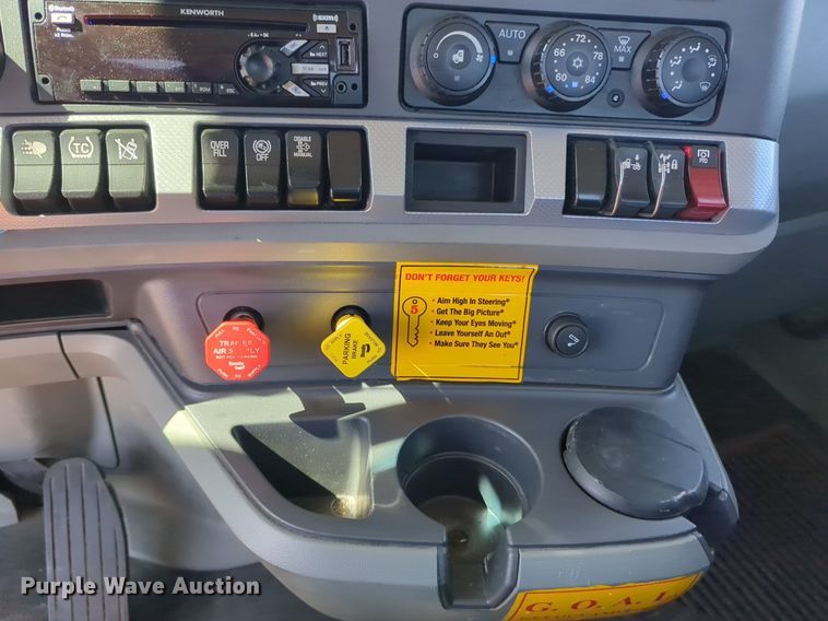 image for item NG9832 2020 Kenworth  T680 semi truck