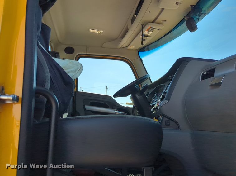 image for item NG9832 2020 Kenworth  T680 semi truck