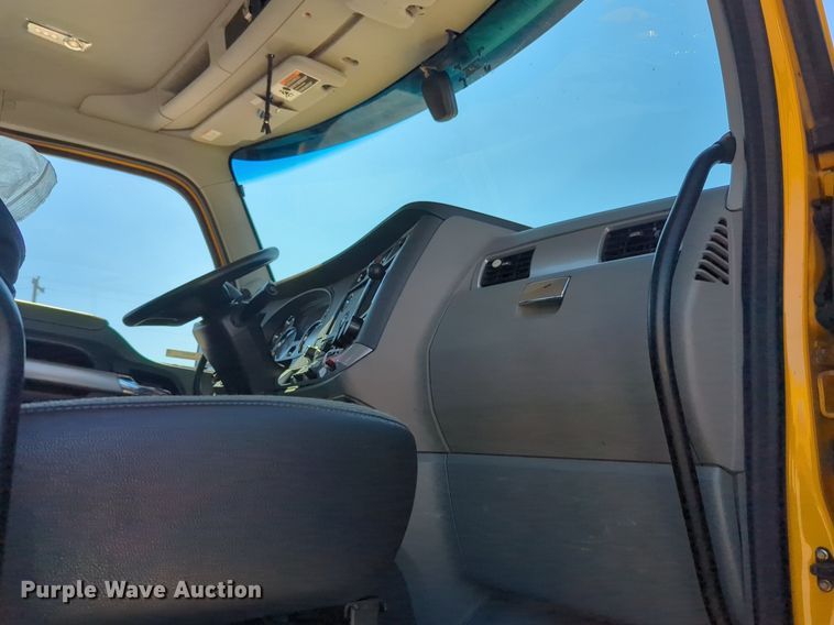 image for item NG9832 2020 Kenworth  T680 semi truck