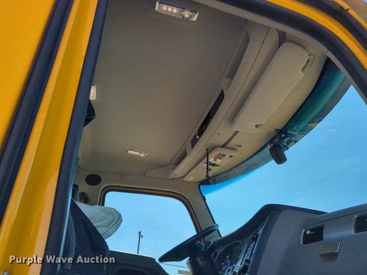 image for item NG9832 2020 Kenworth  T680 semi truck