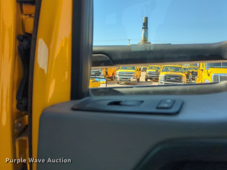 image for item NG9832 2020 Kenworth  T680 semi truck