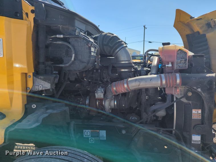 image for item NG9832 2020 Kenworth  T680 semi truck