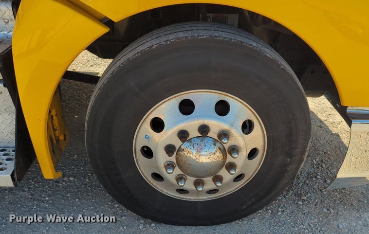 image for item NG9832 2020 Kenworth  T680 semi truck