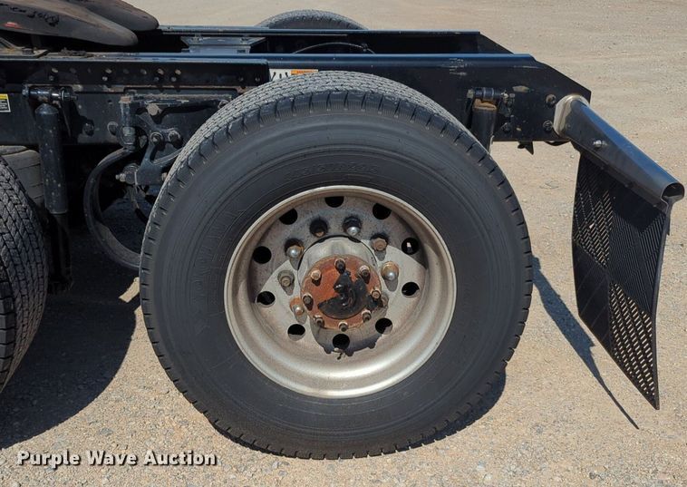 image for item NG9832 2020 Kenworth  T680 semi truck