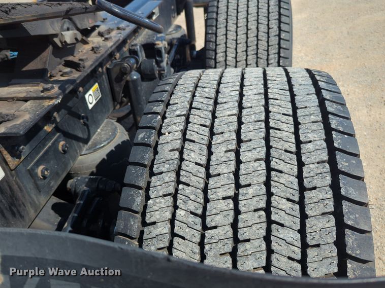 image for item NG9832 2020 Kenworth  T680 semi truck