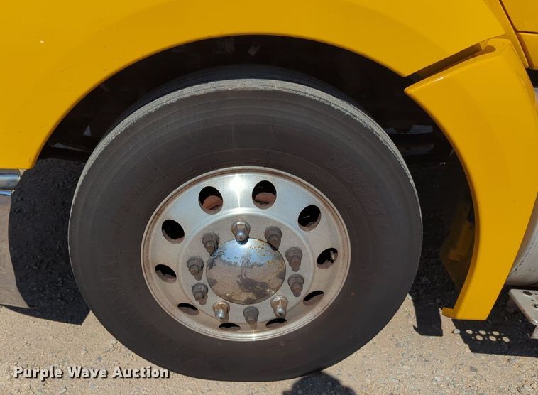 image for item NG9832 2020 Kenworth  T680 semi truck