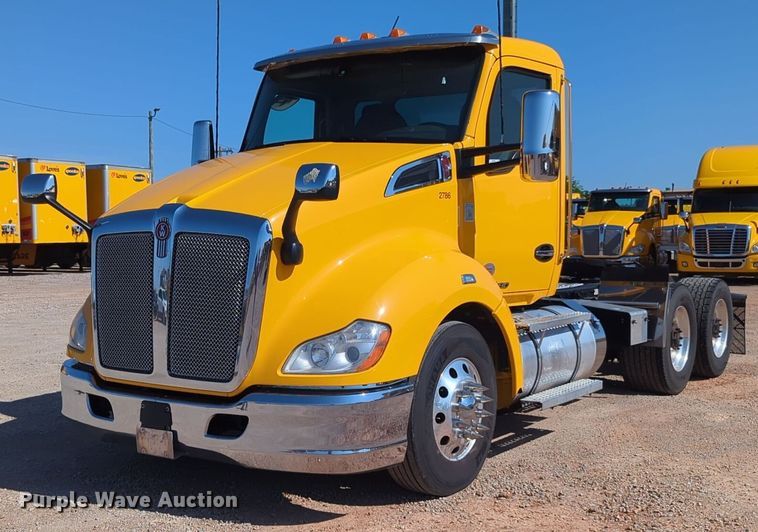 image for item NG9833 2020 Kenworth  T680 semi truck