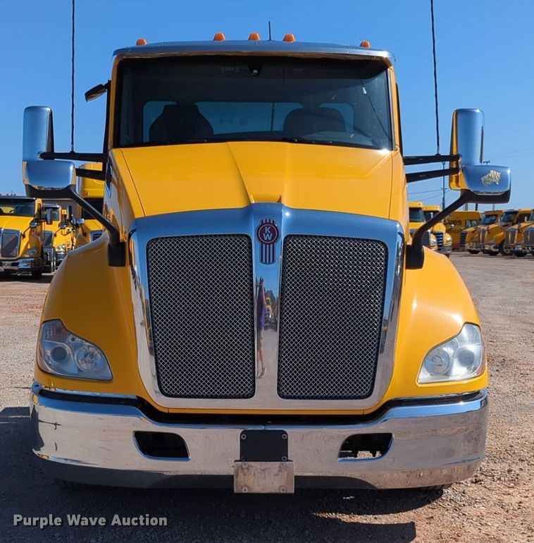 image for item NG9833 2020 Kenworth  T680 semi truck