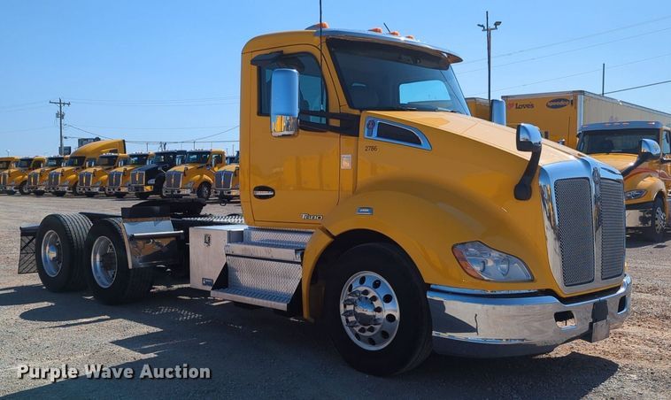 image for item NG9833 2020 Kenworth  T680 semi truck
