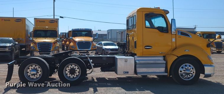 image for item NG9833 2020 Kenworth  T680 semi truck