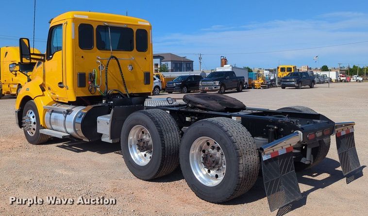 image for item NG9833 2020 Kenworth  T680 semi truck