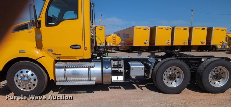image for item NG9833 2020 Kenworth  T680 semi truck