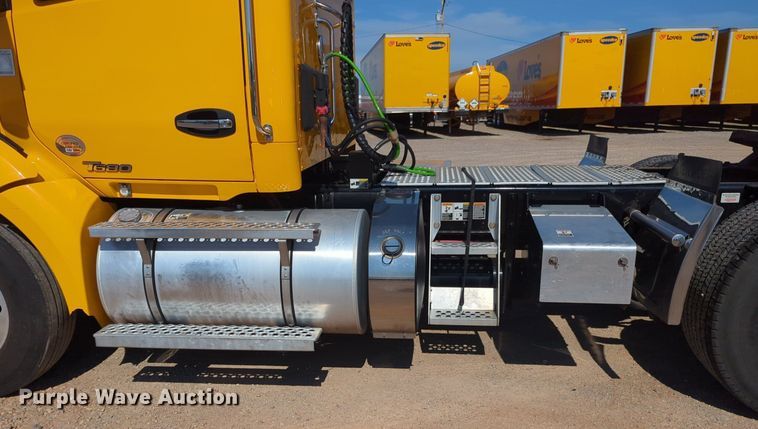 image for item NG9833 2020 Kenworth  T680 semi truck