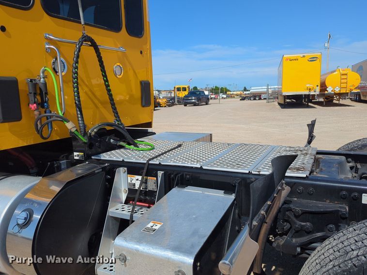 image for item NG9833 2020 Kenworth  T680 semi truck