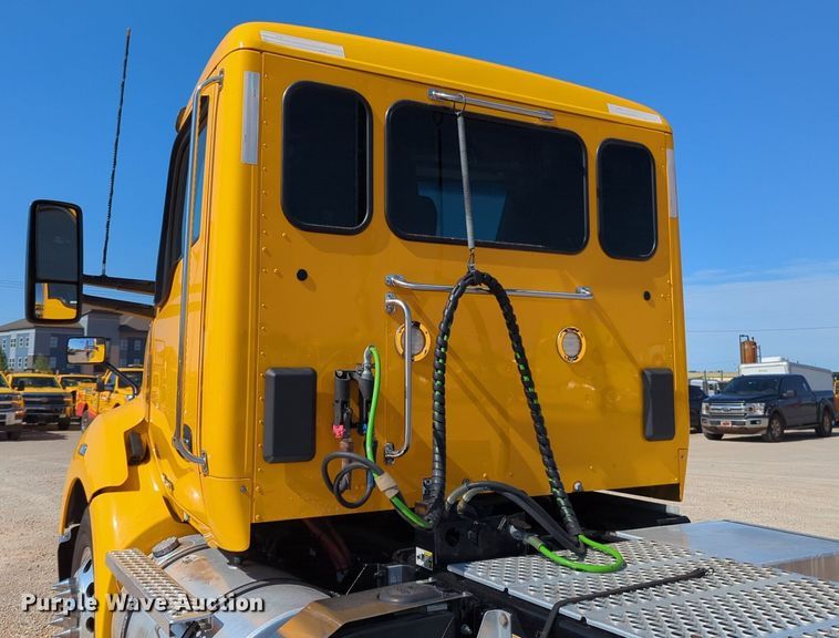 image for item NG9833 2020 Kenworth  T680 semi truck
